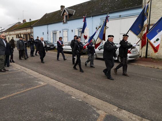 Cérémonie 11 novembre 2019 porte-drapeaux se rendant au cimetière