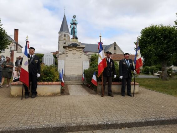 Portes drapeaux devant le monument aux morts