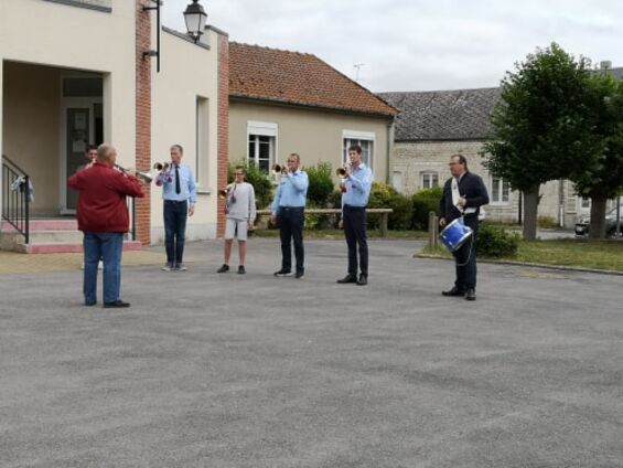 Fanfare de Nizy Le Comte devant la salle des fêtes