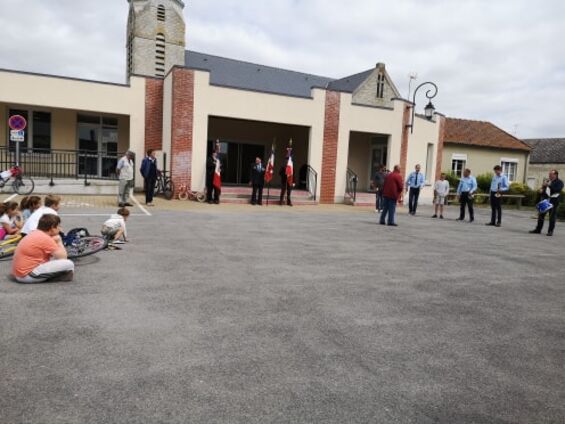 Fanfare de Nizy Le Comte devant la salle des fêtes