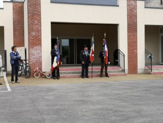 Portes drapeaux devant la salle des fêtes