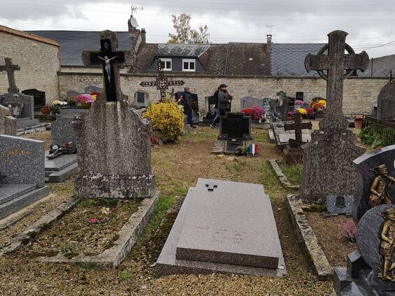 Cérémonie 11 novembre 2019 les enfants déposent des bouquets sur les tombes des soldats morts pour la France