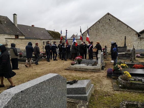 Cérémonie 11 novembre 2019 salutation des porte-drapeaux