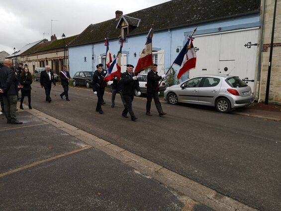 Cérémonie 11 novembre 2019 porte-drapeaux se rendant au cimetière